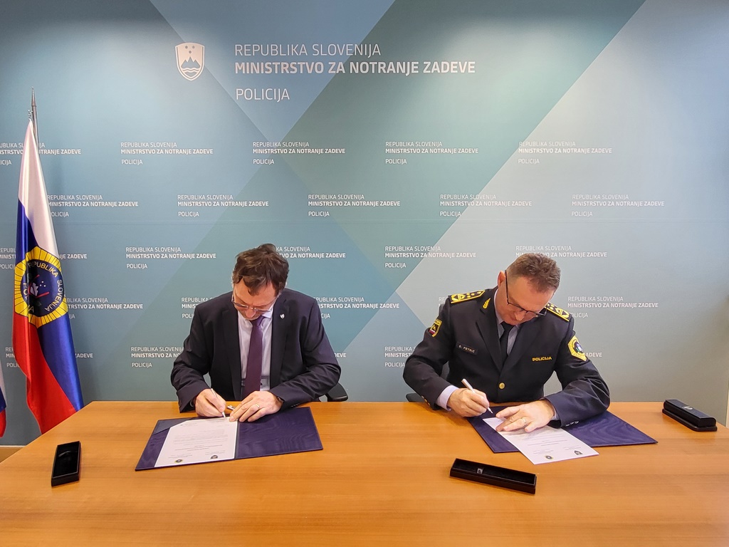 Franc Virtič in Damjan Petrič podpisujeta dokument