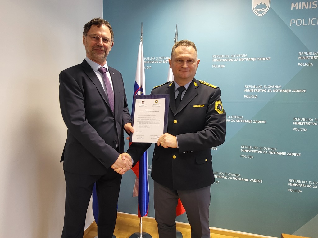 Virtič in Petrič pred zastavami