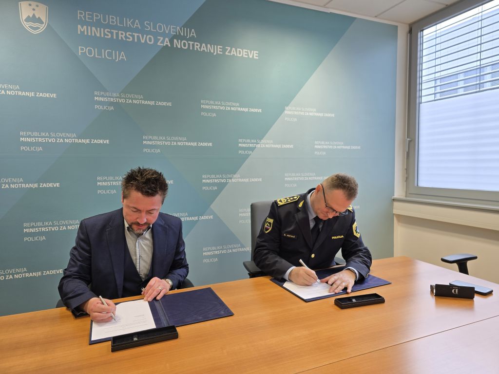 Emil Juvan in Damjan Petrič podpisujeta dokument