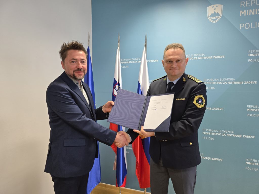 Emil Juvan in Damjan Petrič pred zastavami