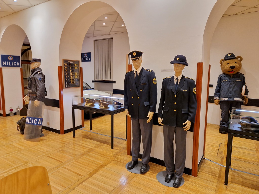 Prostori muzeja, v ospredju lutki s policijsko uniformo