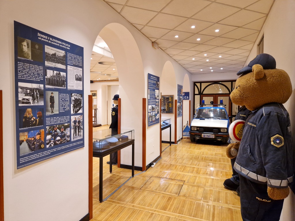 Prostori muzeja, razstavljeni predmeti in vozilo milice