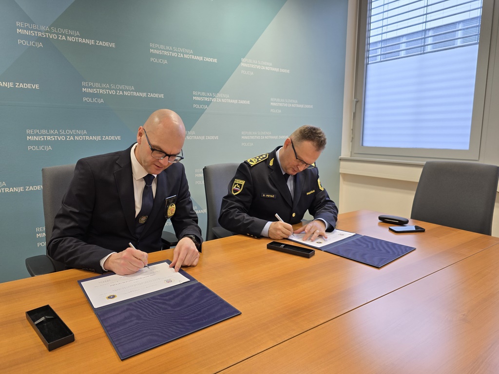 Jože Senica in Damjan Petrič podpisujeta dokument