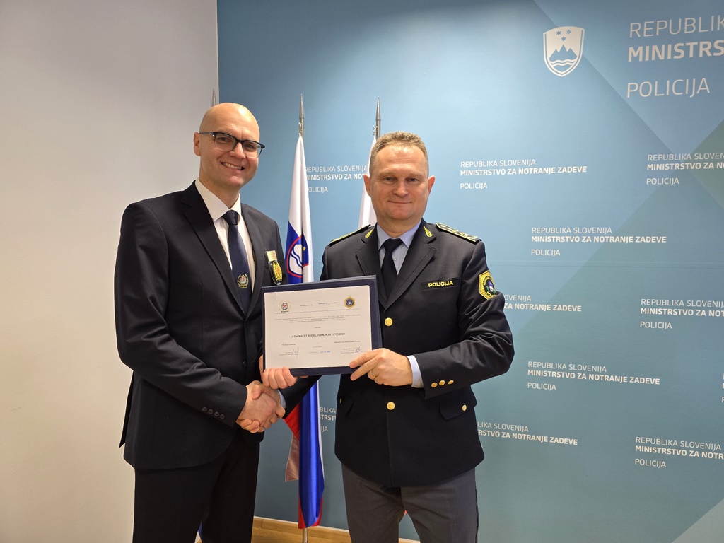 Senica in Petrič pred zastavami