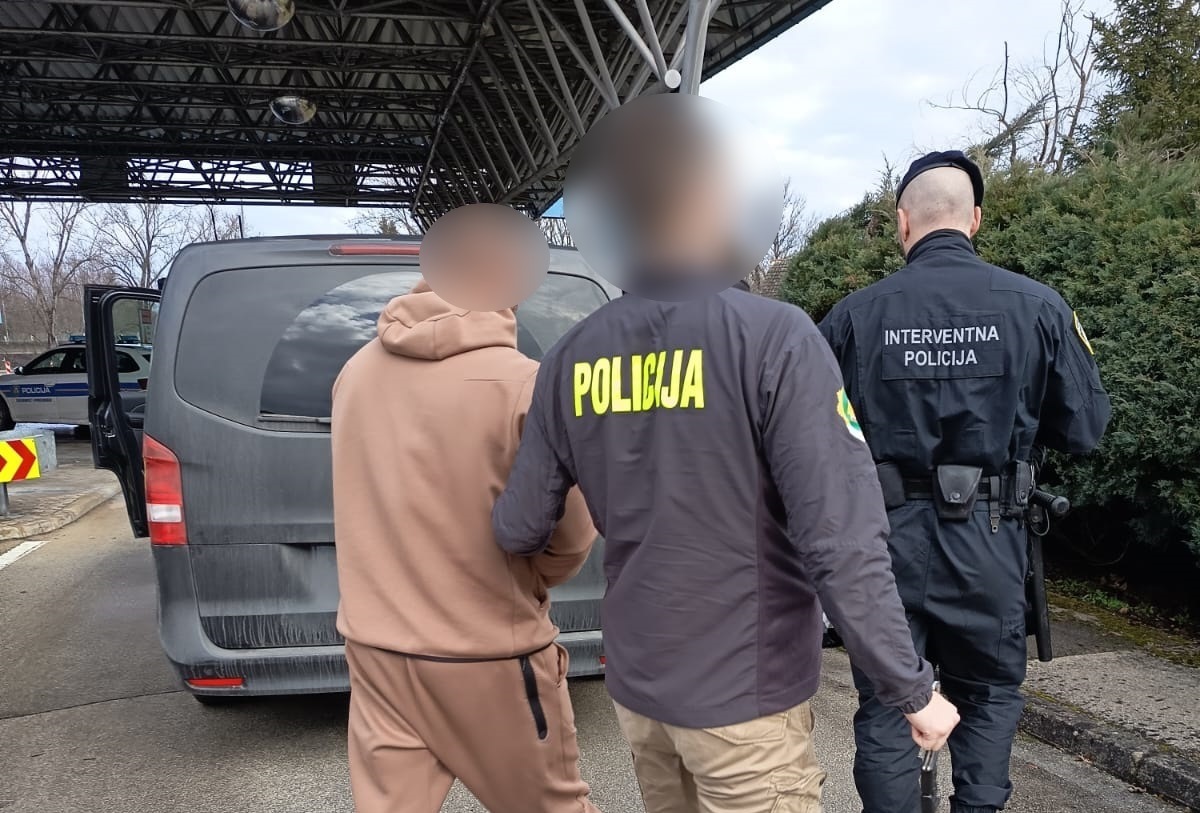 Kriminalist privaja ubežnika, poleg hrvaški policist 