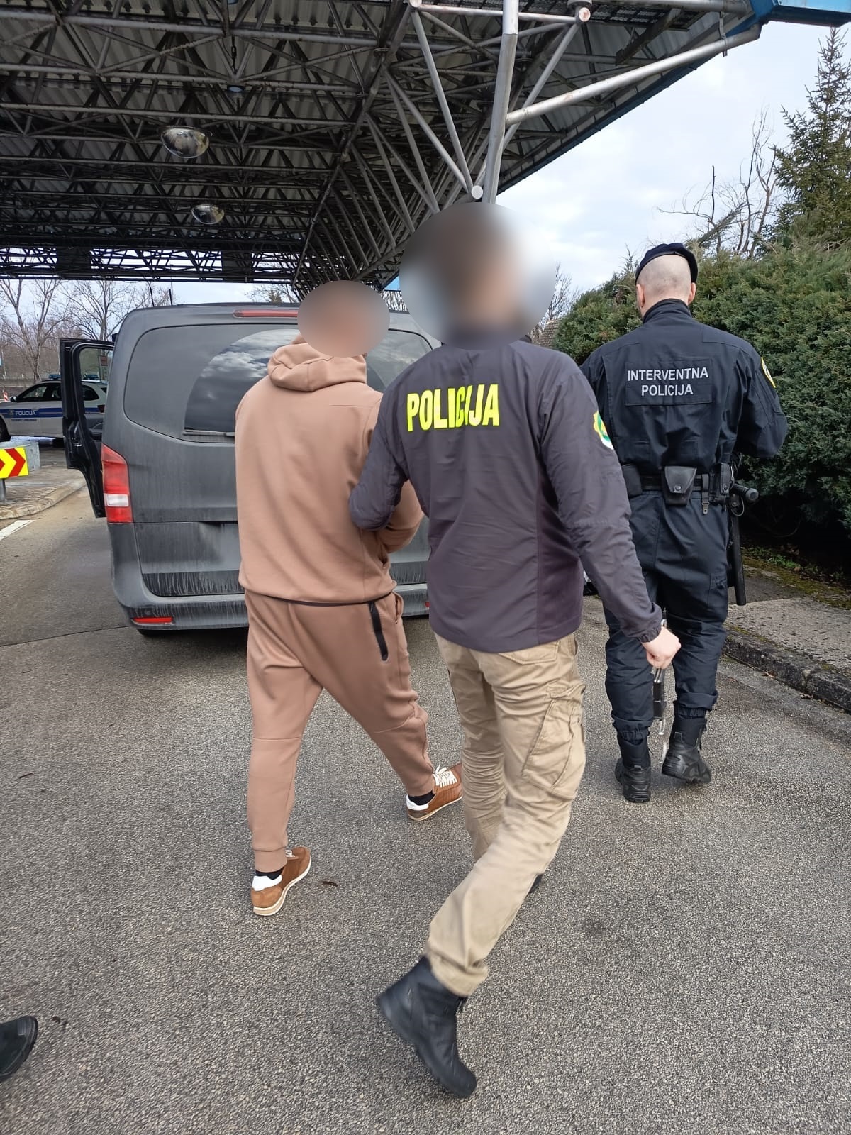 Kriminalist privaja ubežnika, poleg hrvaški policist