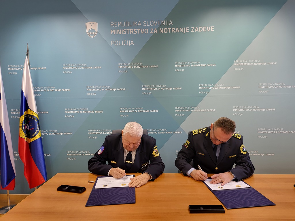 Tomaž Čas in Damjan Petrič podpisujeta dokument