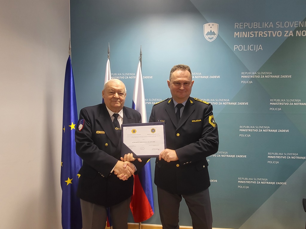 Tomaž Čas in Damjan Petrič pred zastavami