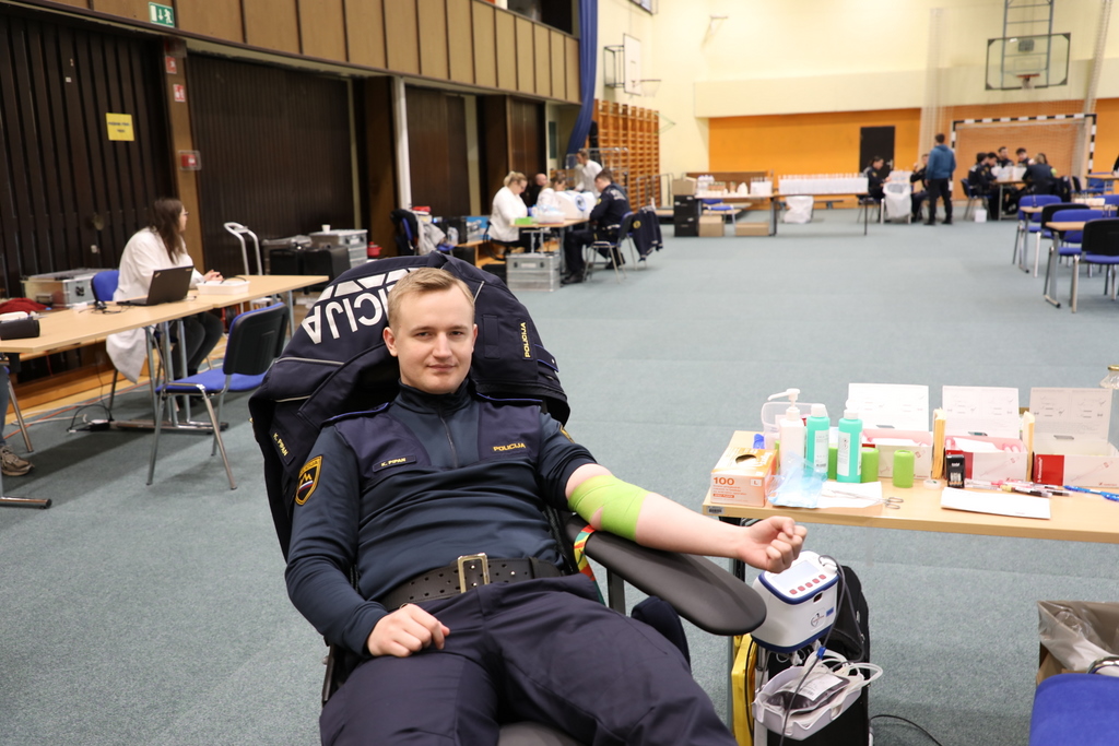 Policist daruje kri