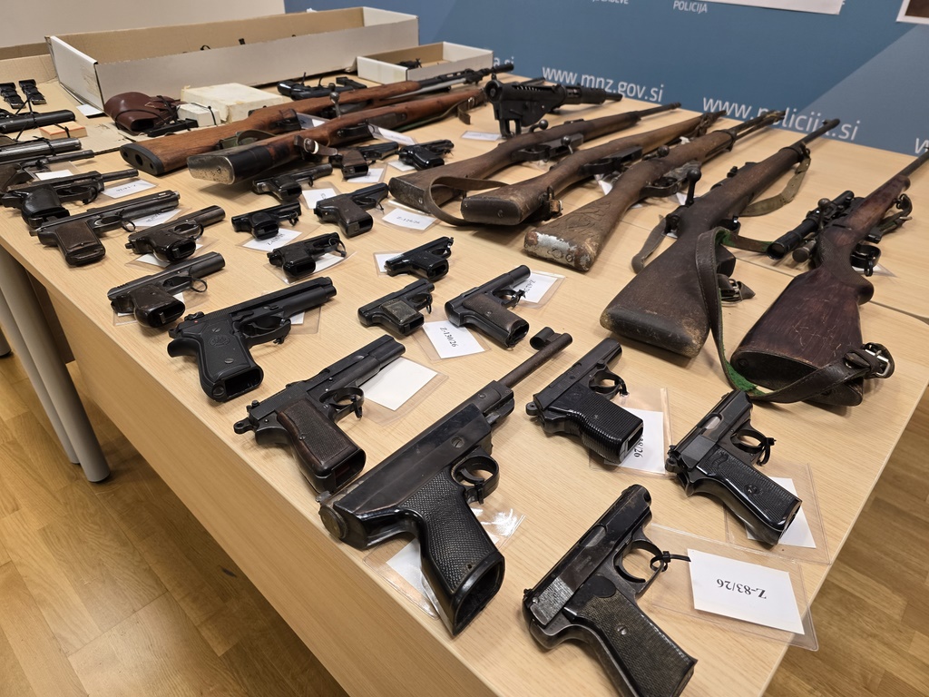 Predano orožje, zloženo na mizi