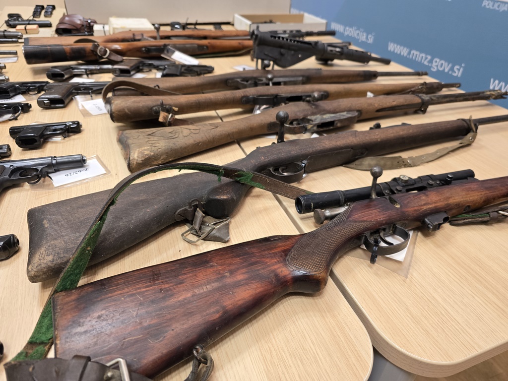 Puške, zložene na mizi