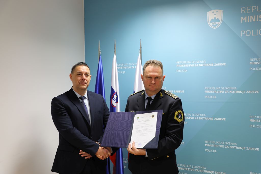 Apolonio in Petrič pred zastavami