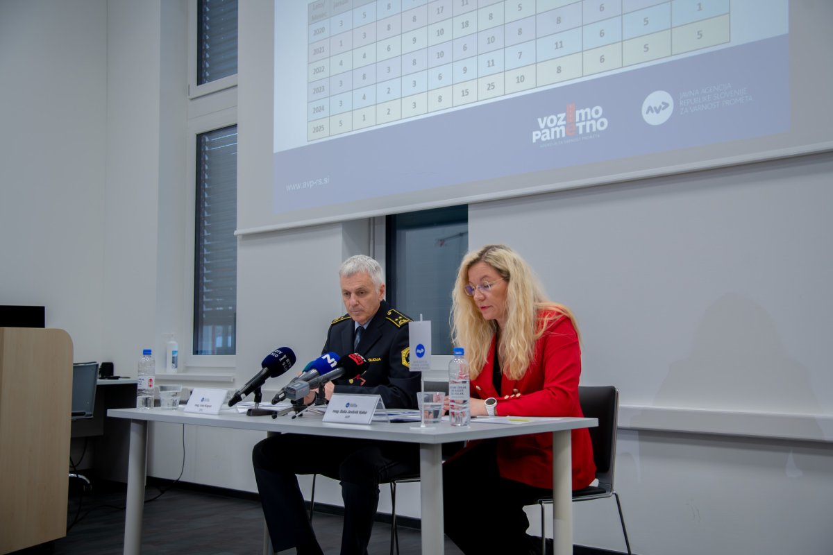 Ivan Kapun in Saša Jevšnik Kafol podajata izjavo