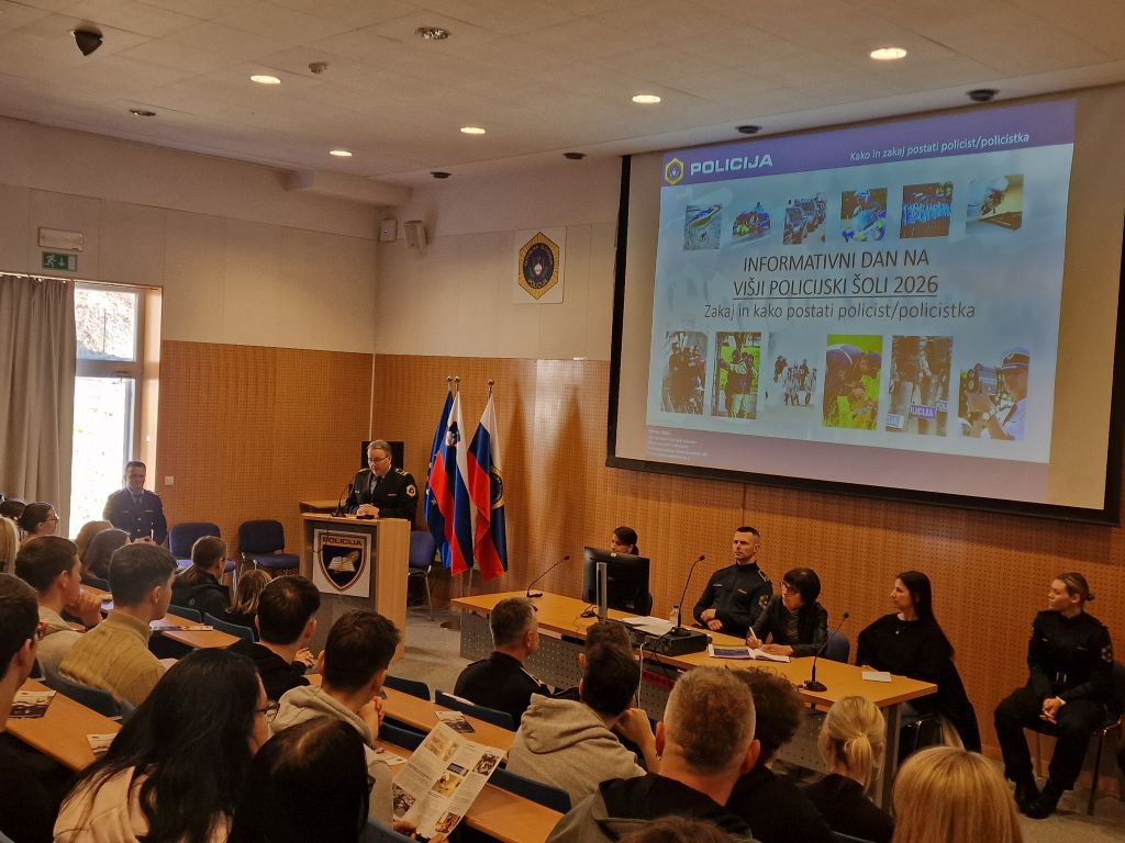 Ravnatelj Višje policijske šole med nagovorom