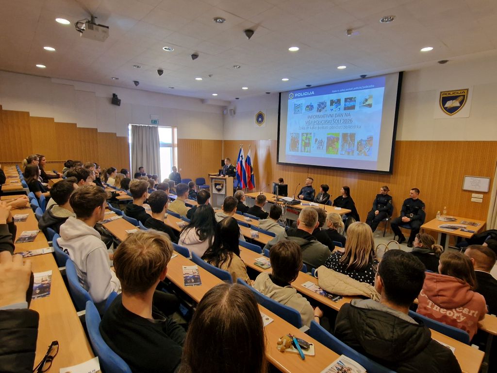 Director General of the Police adressing young visitors