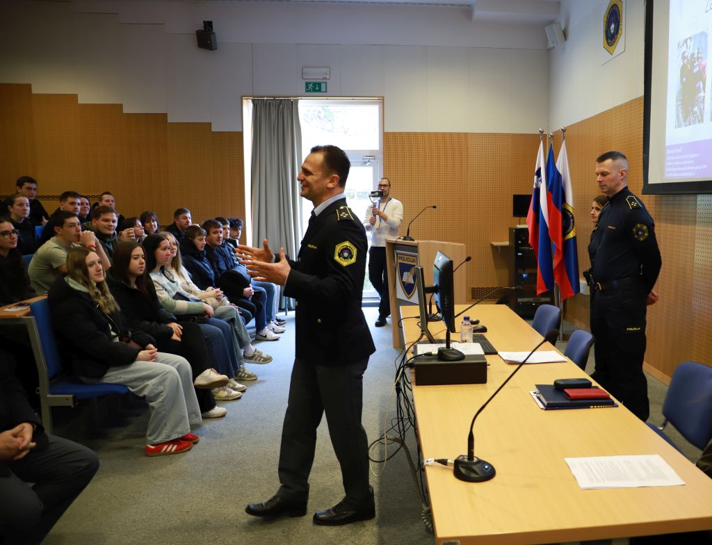 Predstavnik policije Simon Rosič med uvodnim motivacijskim predavanjem o šolanju in zaposlovanju v policiji