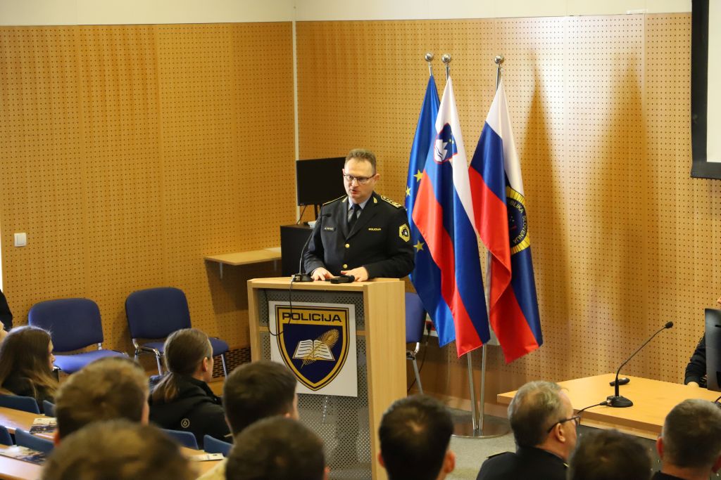 Damjan Petrič med nagovorom obiskovalcev v predavalnici Policijske akademije