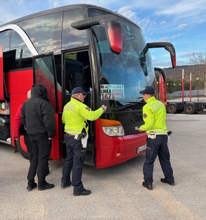 Policisti opravljajo kontrolo