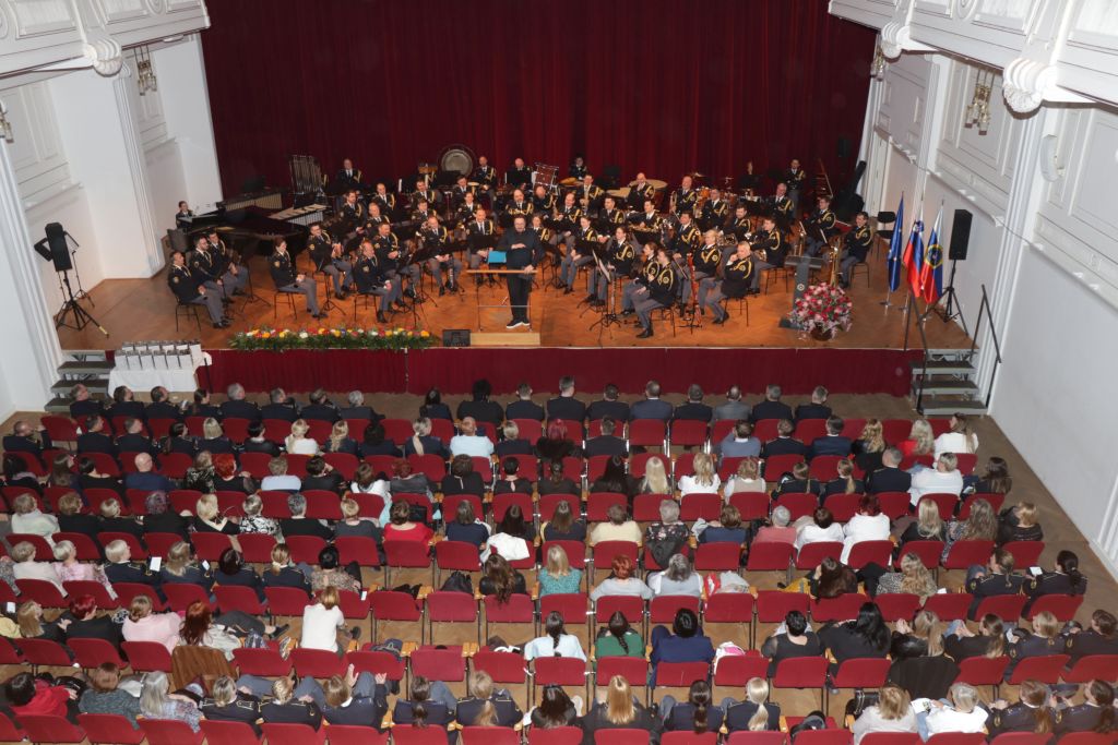 Pogled na oder in dvorano od zgoraj