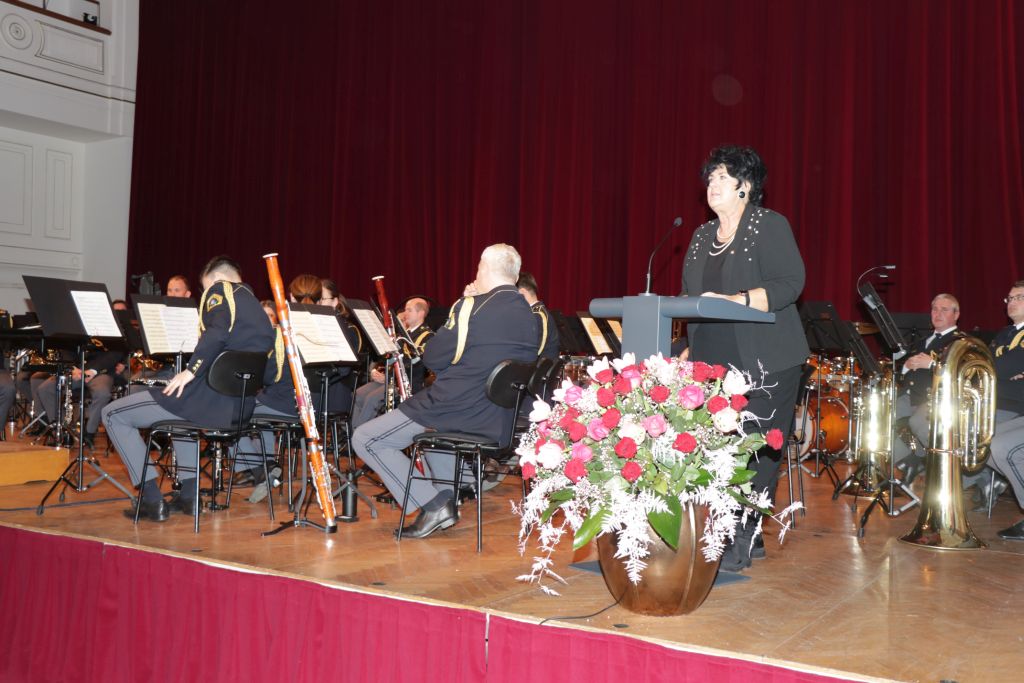 Podžupanja med nagovorom na odru