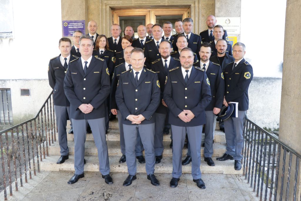 Člani kolegija PU Maribor (skupinska slika na stopnišču pred vhodom v policijsko upravo)
