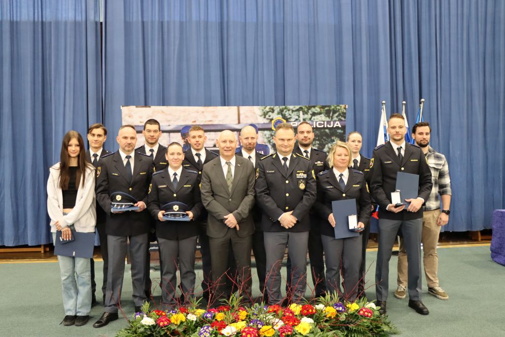Skupinska slika nekaterih prejemnikov medalj z ministrom in generalnim direktorjem policije