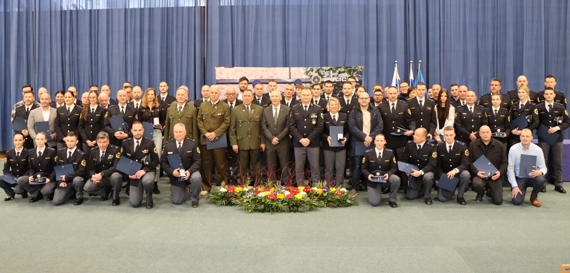 Skupinska slika vseh prejemnikov, skupaj z ministrom in generalnim direktorjem policije