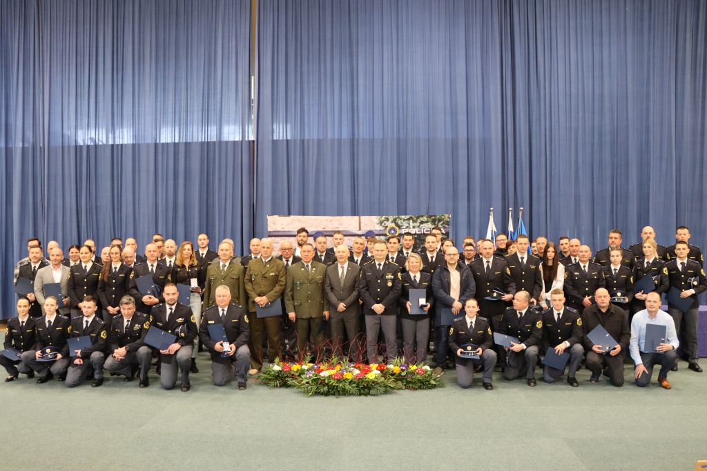 Skupinska slika vseh prejemnikov, skupaj z ministrom in generalnim direktorjem policije