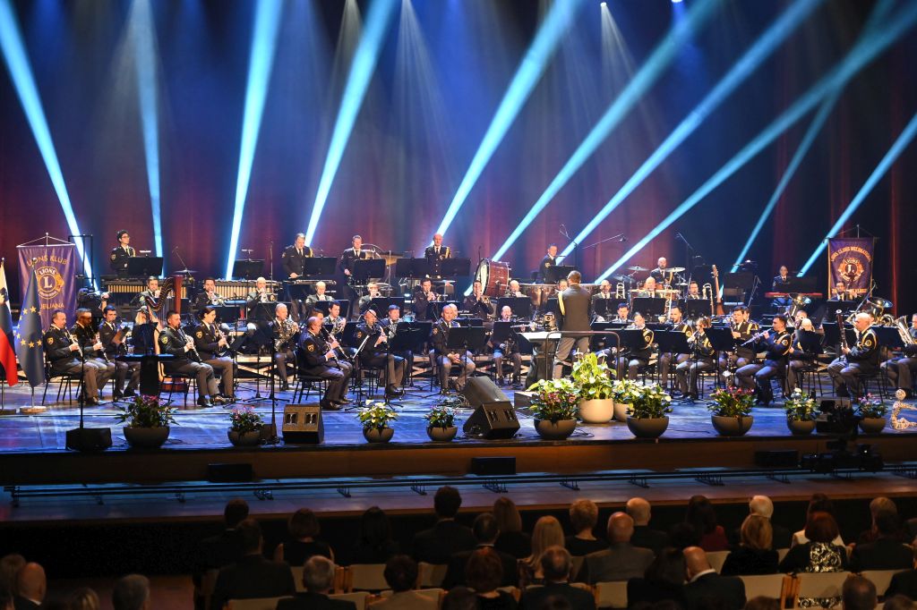 Policijski orkester med koncertom na odru