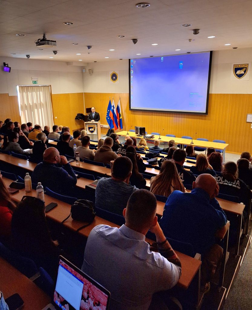 Mitja Jager med uvodnim nagovorom na posvetu v Tacnu