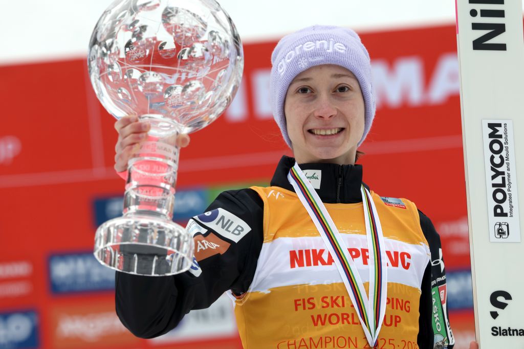 Nika Prevc drži kristalni globus