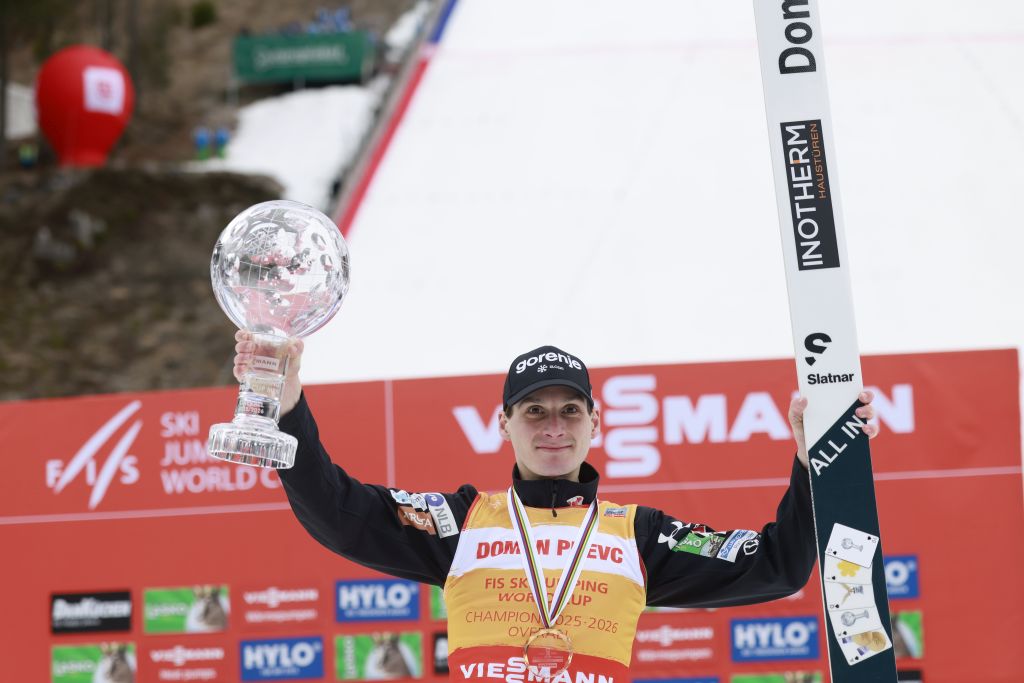 Domen Prevc drži kristalni globus