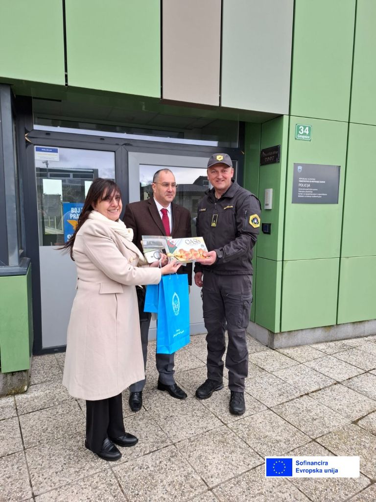 Alžirska delegacija pred vhodom v Oddelek za šolanje službenih psov