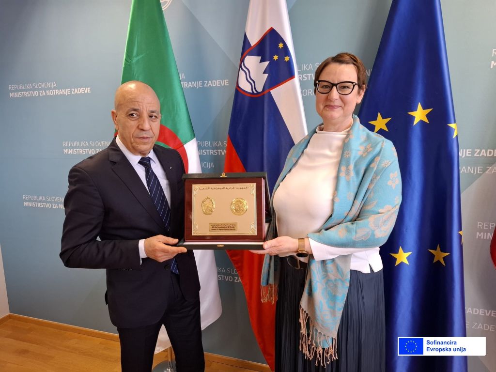 Ali Badaoui med izročanjem protokolarne plakete alžirskega urada Suzani Ivanovič