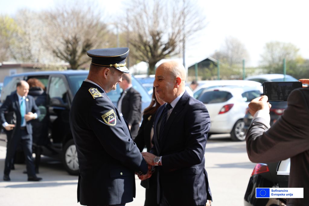 Damjan Petrič pozdravlja Alija Badaouija pred vhodom Generalne policijske uprave