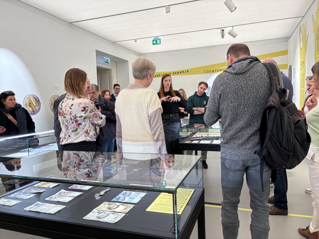 Obiskovalci si ogledujejo razstavo