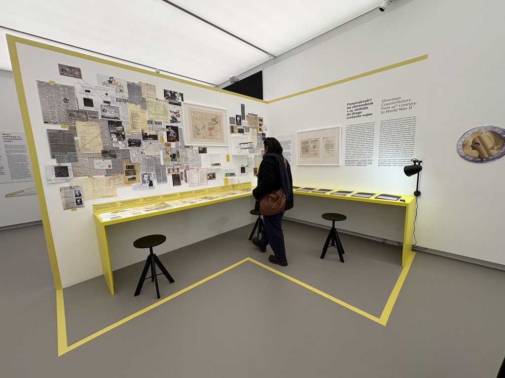 Obiskovalka si ogleduje razstavo