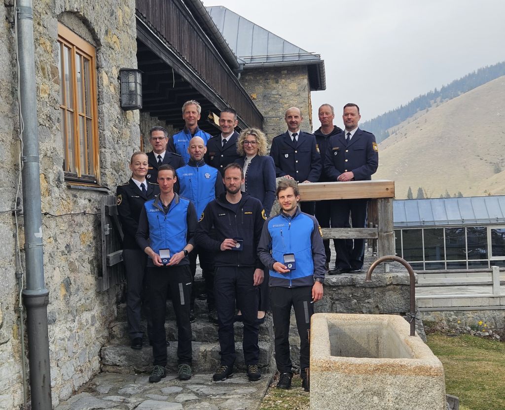 Skupinska slika, Sašo Ocvirk stoji v prvi vrsti na sredini