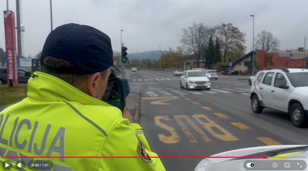 Poicist medi hitrost, izsek iz videa