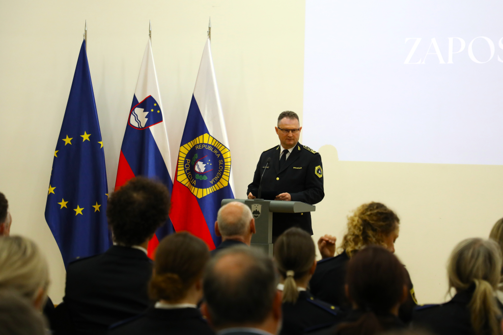 Generalni direktor policije med govorom