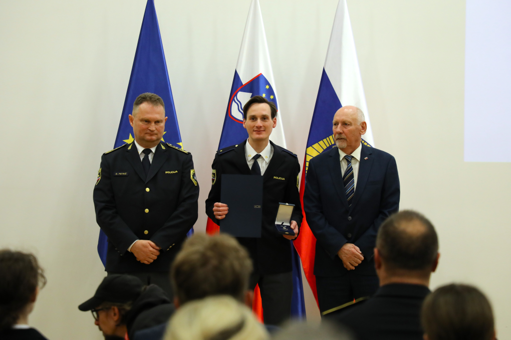 Domen Prevc prejema priznanje