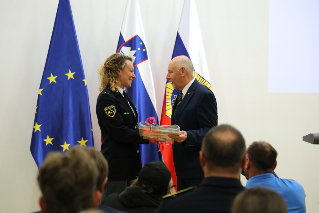 Ilka Štuhec prejema darilo