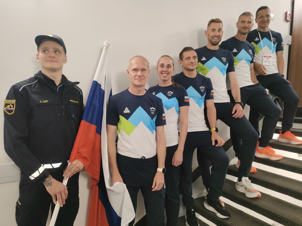 Ekipa sedmih zaposlenih, ki so zastopali slovensko policijo - skupinska slika