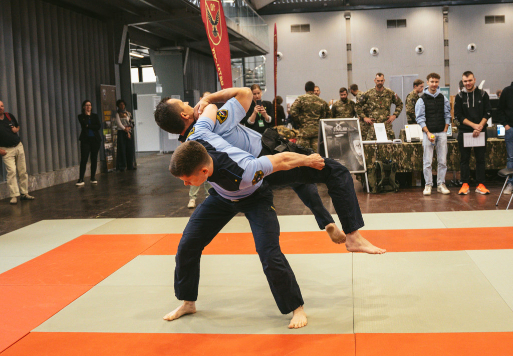 Policista prikazujeta ju-jitsu tehnike