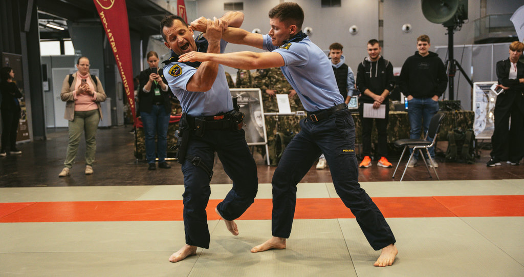 Policista na tatamiju prikazujeta policijski praktični postopek in ju-jitsu tehnike