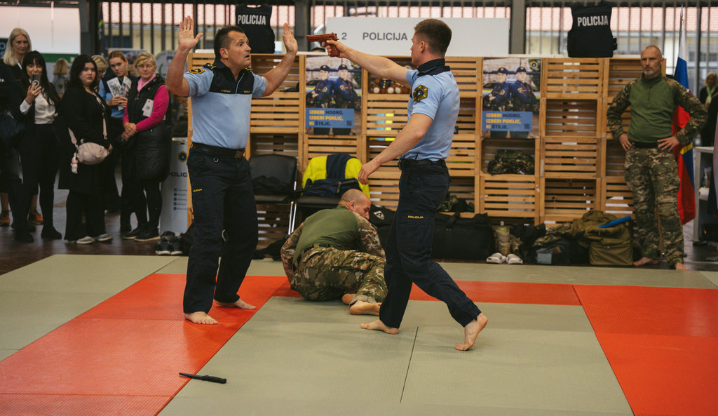 Policista prikazujeta ju-jitsu tehnike