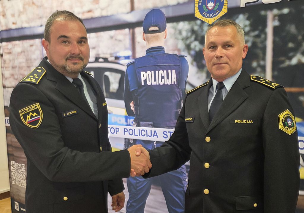 Primopredaja poslov med Javornikom in Ivančićem, rokujeta se.