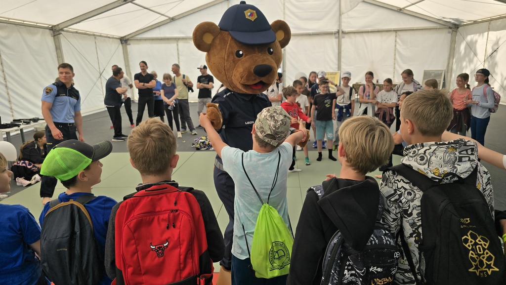 Children and a police maskot