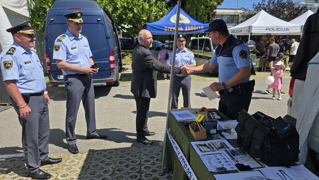 Minister in vostvo policije na obisku pri policistih