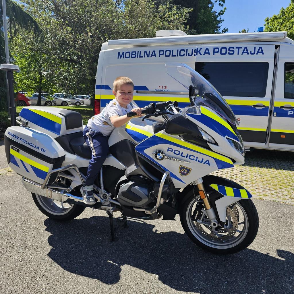 Otrok na policijskem motorju